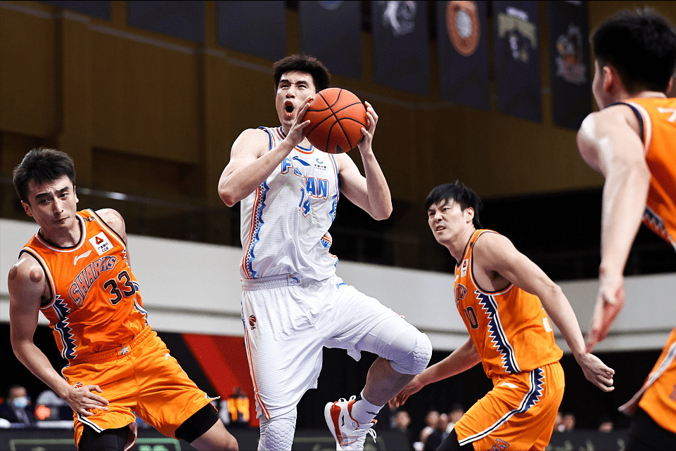 海南男篮豪取胜利，展示决心(海南篮球球星)